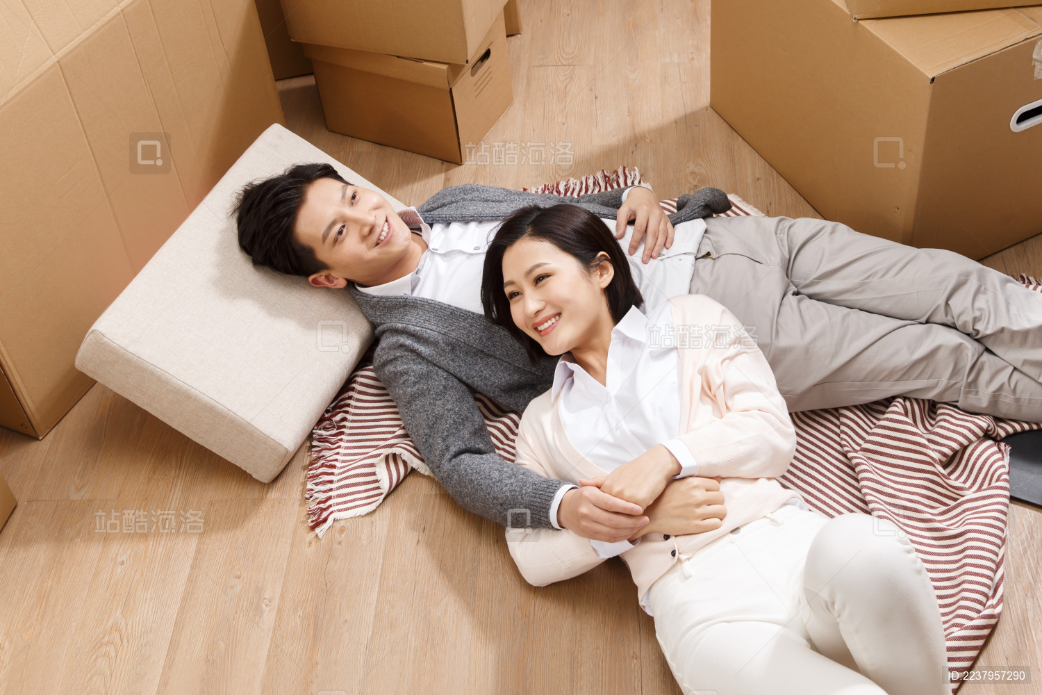 年轻夫妻手机版视频(年轻的夫妻老来的伴儿)